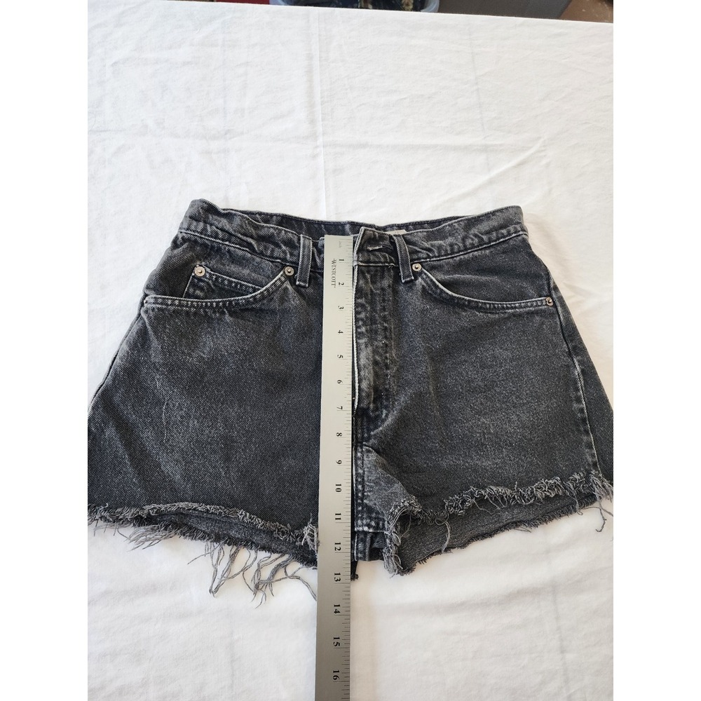 Vintage‎ Levi's 550 Relaxed Black Denim Cutoff Shorts Women's Size 31 Distressed - Picture 2 of 6